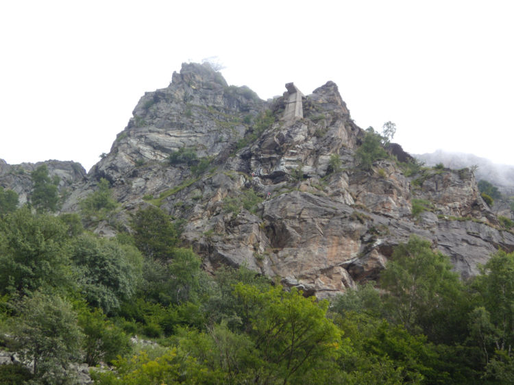 Panoramica sulla parete della via ferrata Nito Staich al Monte Tovo (Oropa-Biella) (110277 bytes)